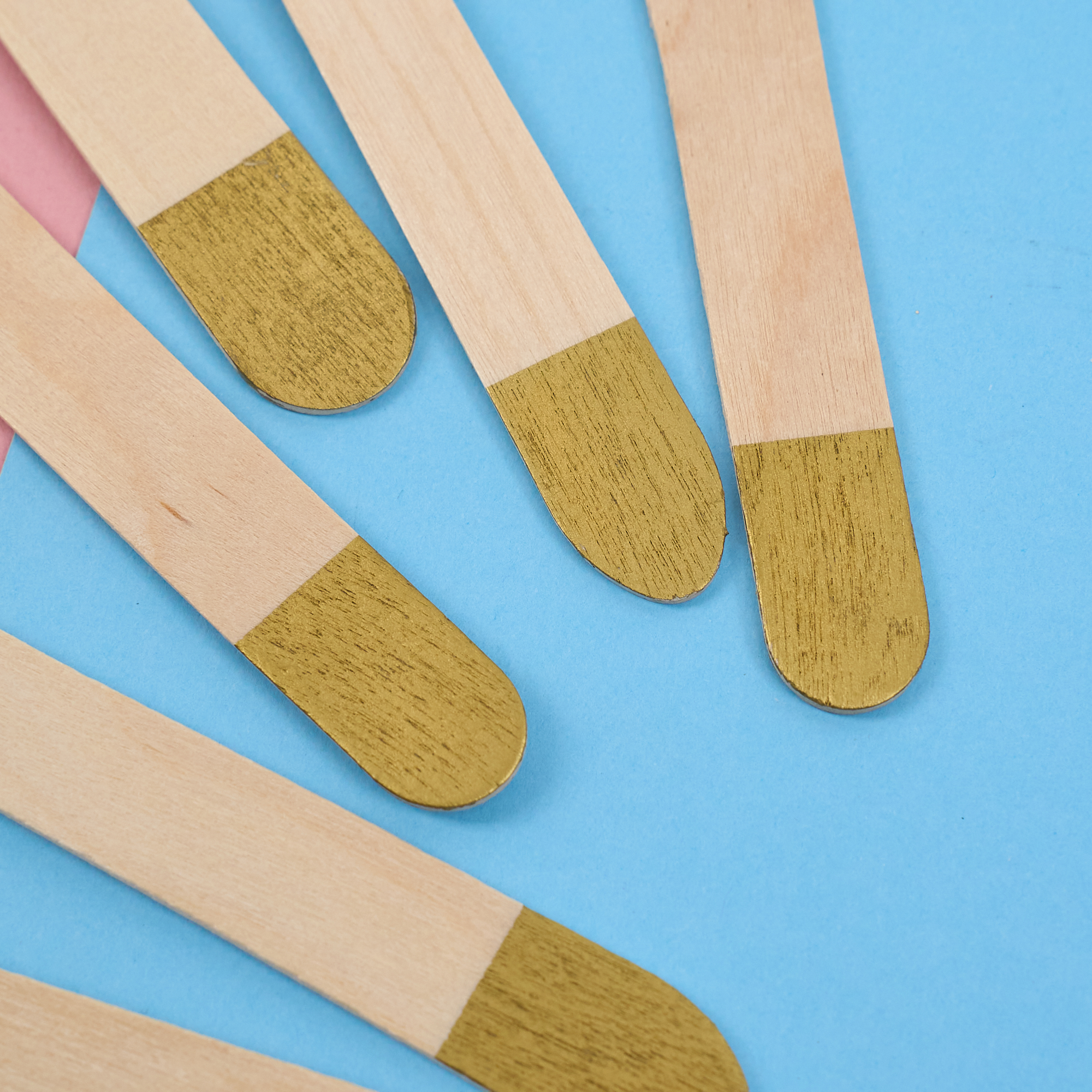 Набор столовых приборов с золотым тиснением (вилки, ложки, ножи)