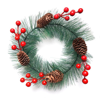 Новогодний венок с декором из шишек и ягод