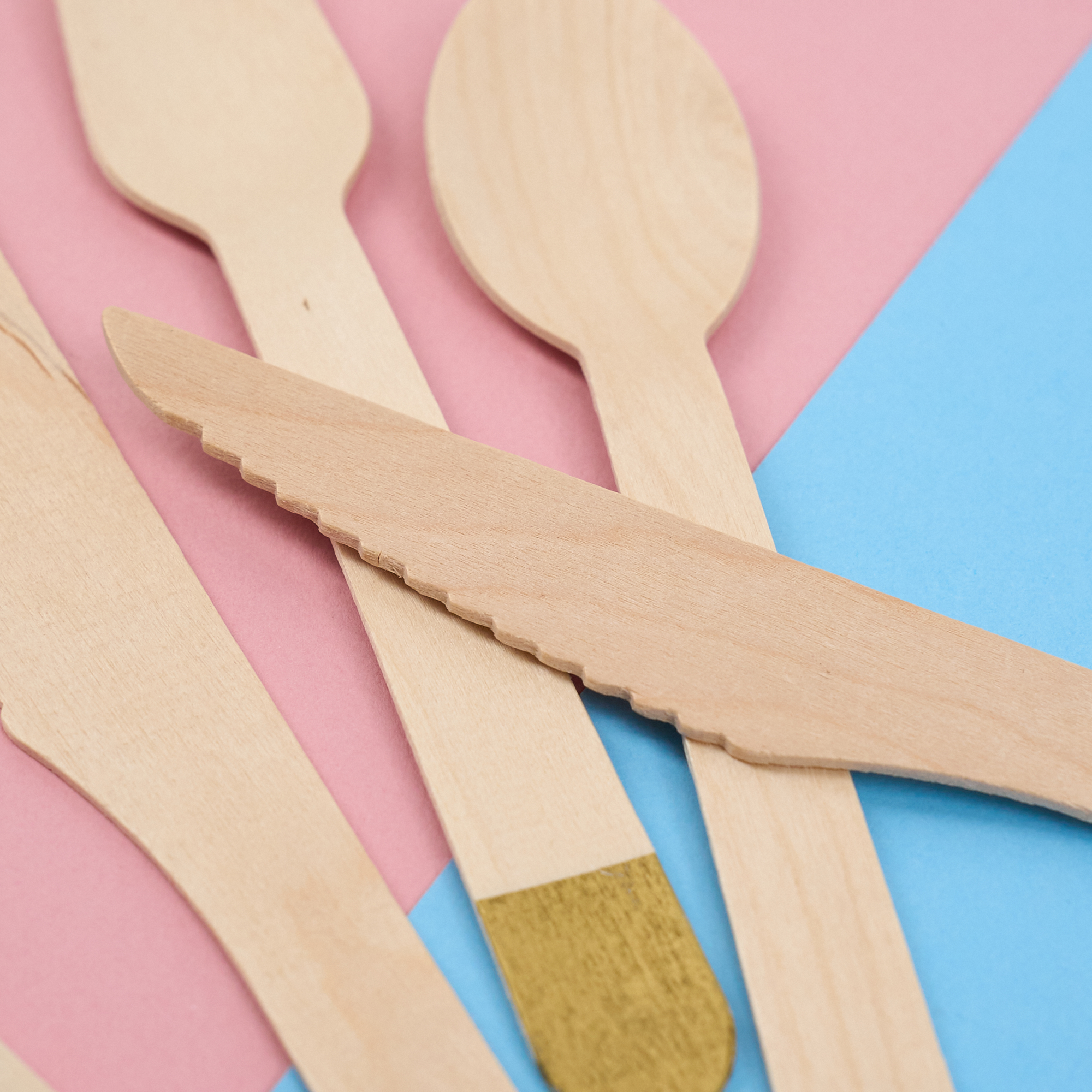 Набор столовых приборов с золотым тиснением (вилки, ложки, ножи)