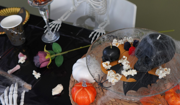 Сервировка стола со скелетами