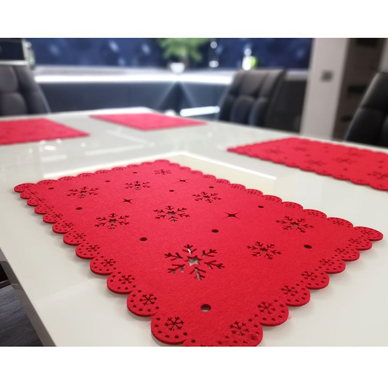 Салфетка на стол из фетра "Зимнее кружево" Красная / прямоугольник