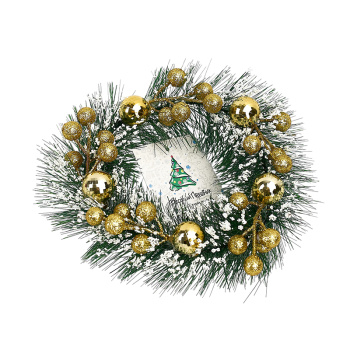 Новогодний венок с декором Заснеженный Ягоды, шары золото диско
