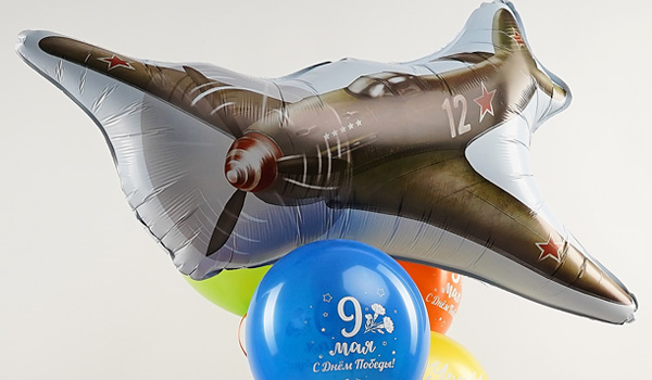 Фонтан шаров с истребителем и боевой машиной