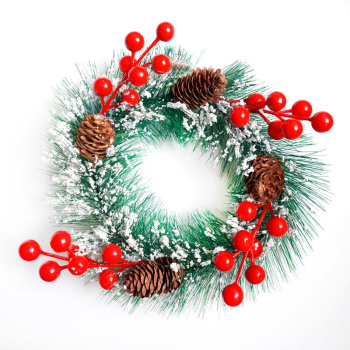 Новогодний заснеженный венок с декором Ягоды и шишки