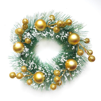 Новогодний венок с декором Заснеженный Ягоды, шары золото