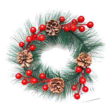 Новогодний венок с декором Ягоды и шишки