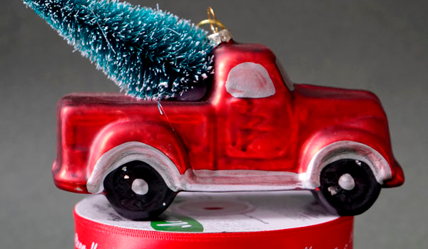 Ленты и игрушка