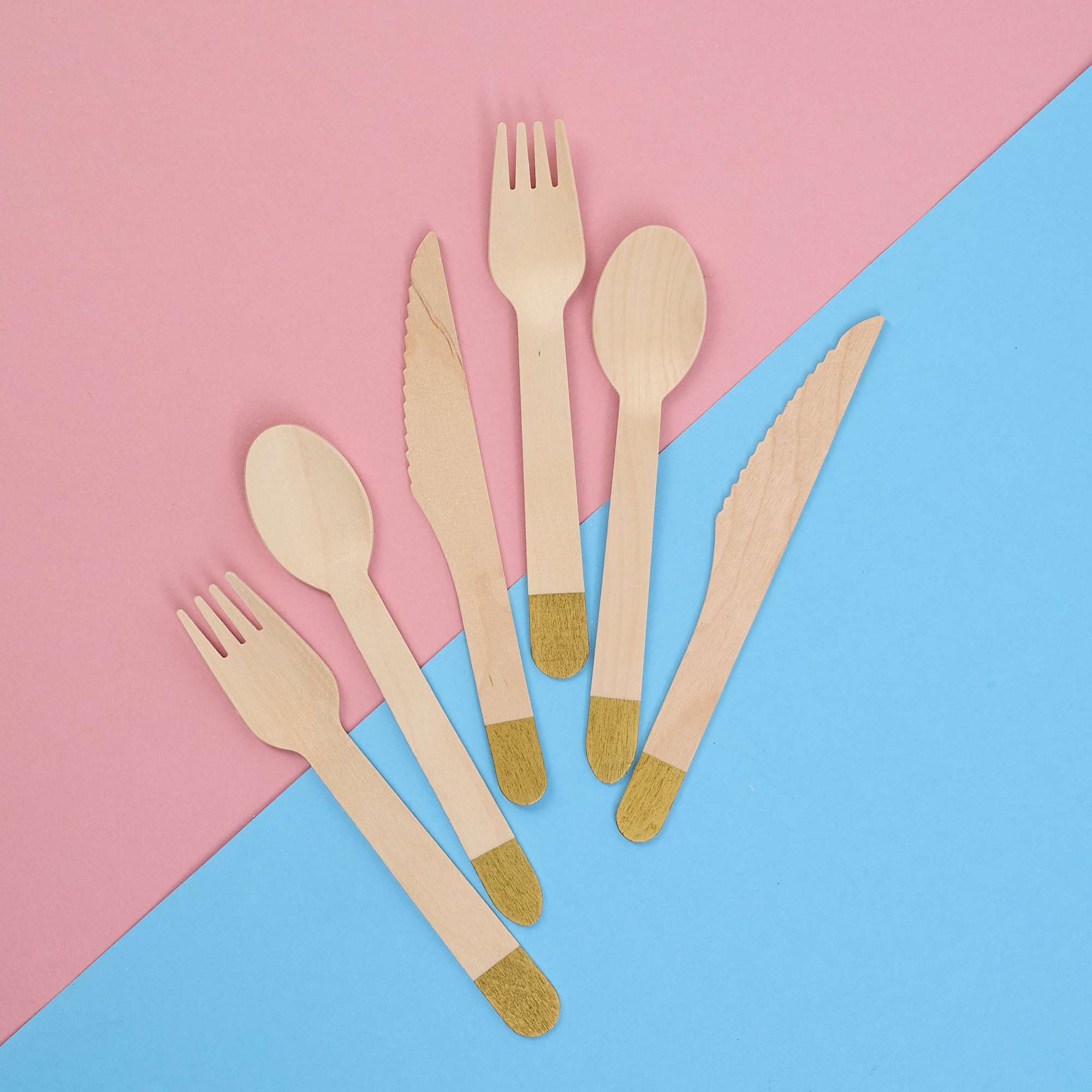 Набор столовых приборов с золотым тиснением (вилки, ложки, ножи)