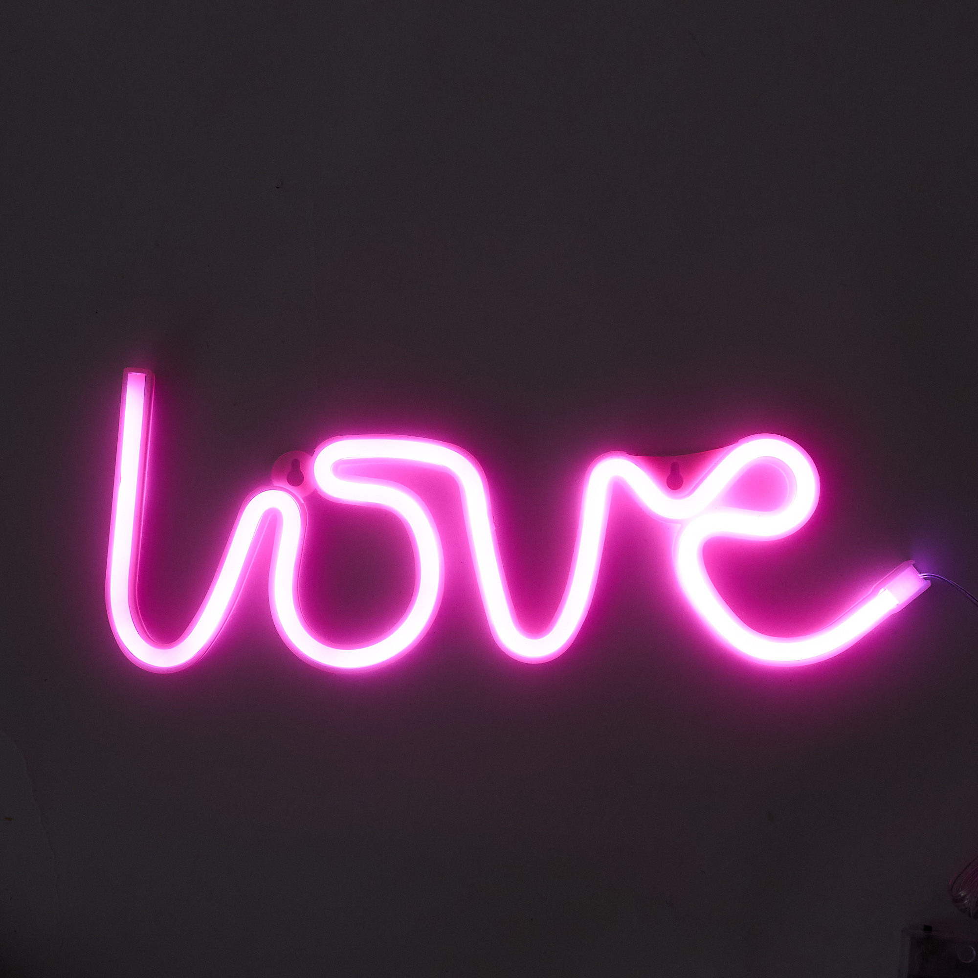 Неоновая вывеска "love"
